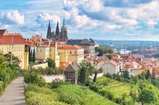 Orta Avrupa'nın Altın Üçgeni Cesky Krumlov & Bratislava & Pandorf Outlet Turları Dahil Ajet HY ile Promosyon 7 Gece 8 Gün (PRG-BUD)